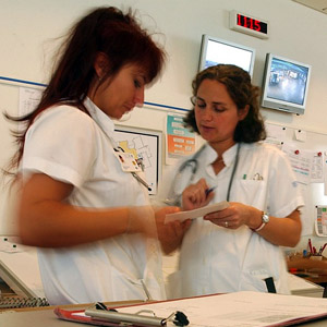 Des professionnels de la santé de l'hôpital universitaire de Genève en septembre 2002. (Image: Keystone / Martial Trezzini)