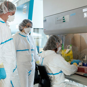 La recherche en Suisse doit beaucoup aux scientifiques étrangers. Ici, des chercheurs de l'EPFL. (Image : Keystone / Jean-Christophe Bott)
