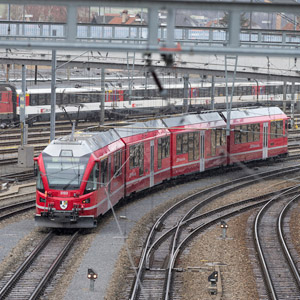 Ein Zug der Rhätischen Bahn im Bahnhof Chur, 24. januar 2014. (Keystone/Arno Balzarini9