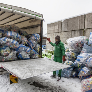 Une politique migratoire nationaliste ne résoudra pas les problèmes environnementaux : Les bouteilles en PET sont recyclés (Image : Keystone/Gaëtan Bally)