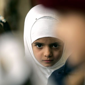 Gefährdet die Chancengleichheit: Mädchen mit Kopftuch in der Schule. (Keystone/Marko Drobnjakovic)