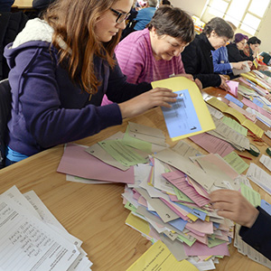 Politische Entscheide nicht der Wirtschaft überlassen: Stimmenzähler am 9. Februar 2014 in Zürich. (Foto: Keystone)