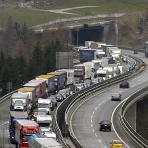 Die Kapazität soll nicht erhöht werden: Stau auf der Gotthard-Autobahn bei Wasen UR. Foto: Urs Flüeler (Keystone)