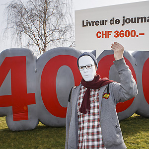 Durant une manifestation à Genève, une pancarte pour revendiquer un salaire minimum. (Image/Salvatore di Nolfi, Keystone)