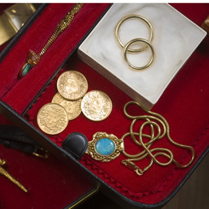 Les produits de luxe thésaurisés abondent: on y trouve des pièces d’or, des pierres précieuses (Image/Keystone)