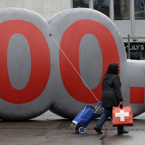 Der Mittelstand muss negative Konsequenzen mittragen: Passantin vor einem Unia-Ballon in Basel. (Foto: Keystone)