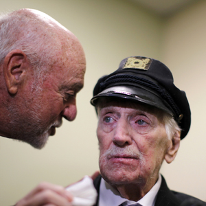 Son bonheur est une  exception: l'ex-marine atteint de cancer Jack Wright, 88 ans, a épousé sa petite amie dans un hôpital pour anciens combattants à Los Angeles. (Image/ Lucy Nicholson/Reuters)