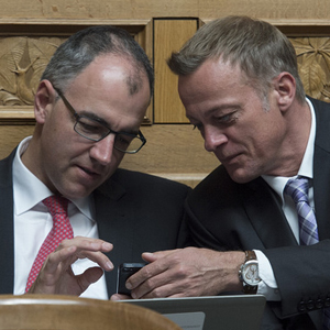 Eine gemeinsame Fraktion wäre denkbar: Die Parteipräsidenten Christophe Darbellay (CVP, l.) und Martin Landolt (BDP). Foto: Keystone