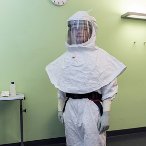 Une infirmière suisse dans un équipement d’urgence destiné à se protéger du virus Ebola. Image/ Pascal Gugler/Inselspital