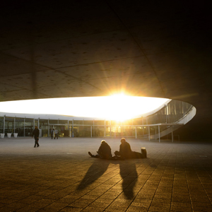 Un climat ouvert au monde encourage l'innovation. On voit ici des  étudiants du Rolex Learning Center de l’EPFL. Image/Laurent Gilliéron/Keystone