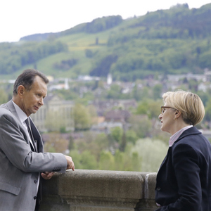 Philipp Müller avec Gabi Huber sur un balcon du Palais fédéral à Berne. Image/Peter Klaunzer/Keystone