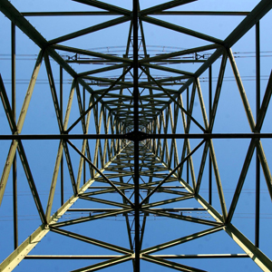 Die wichtigste Energie, die Elektrizität, wird verteuert: Strommast in Lyss BE. Foto: Adrian Moser