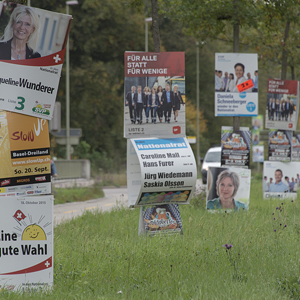 Wahlplakate haengen an der Rheinfelderstrasse in Birsfelden am Donnerstag, 8. Oktober 2015. (KEYSTONE/Georgios Kefalas)