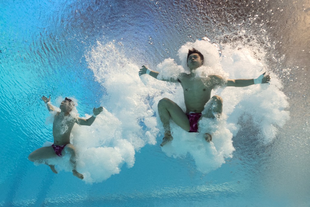 PICTURE TAKEN WITH AN UNDERWATER CAMERA - China's divers Chen Aisen and Lin Yue compete in the Men's 10m platform synchronised preliminaries diving event at the 2015 FINA World Championships in Kazan on July 26, 2015.   AFP PHOTO / FRANCOIS XAVIER MARIT