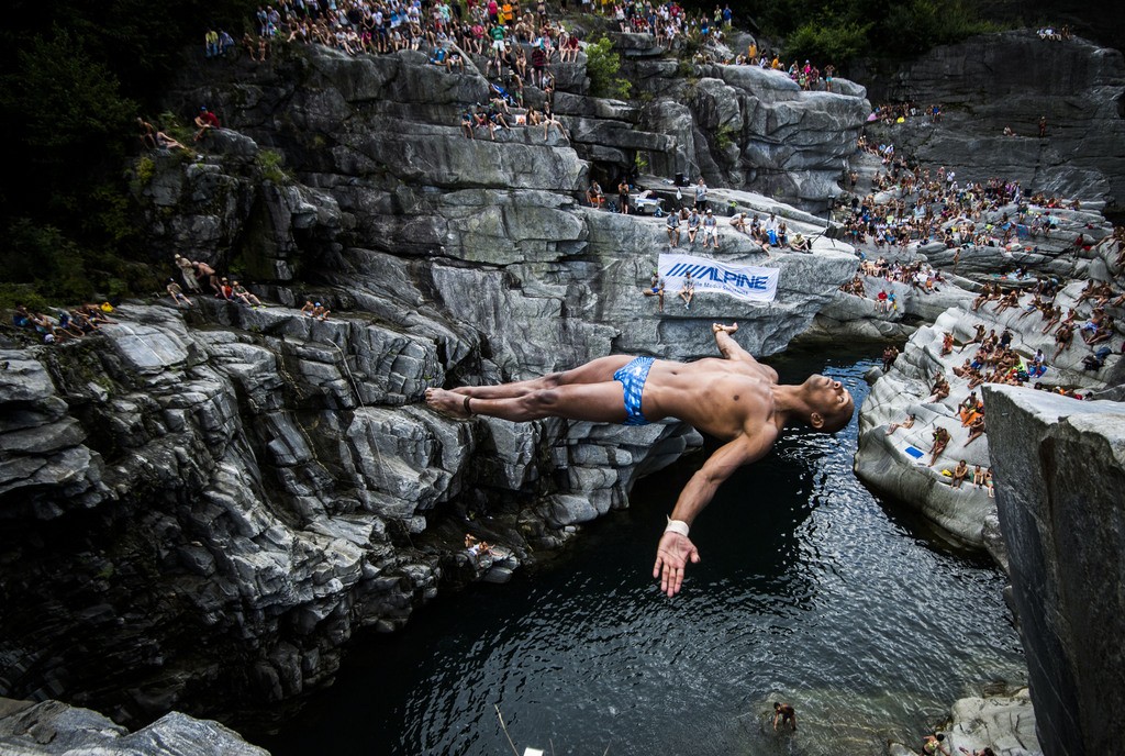 Marcio Lopes from Brazil dives into the water during a cliff diving competition in the Maggia valley in Ponte Brolla, Southern Switzerland, Saturday, July 25, 2015. (KEYSTONE/Ti-Press/Samuel Golay)