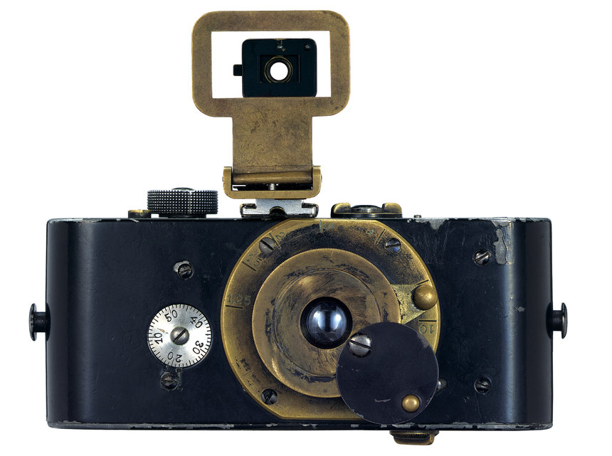 Ur-Leica von 1914 © Leica Camera AG. Aus der Ausstellung AUGEN AUF! - 100 JAHRE LEICA-FOTOGRAFIE, 24. Oktober 2014 bis 11. Januar 2015 in den Deichtorhallen Hamburg / Haus der Photographie.