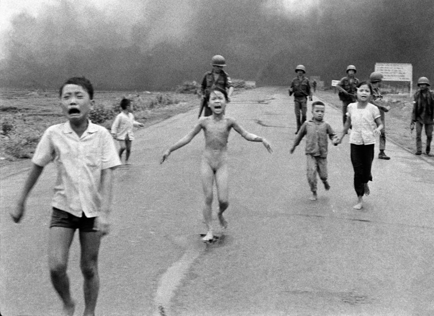 Nick Út: The Associated Press, Napalmangriff in Vietnam, 1972 © Nick Út/AP. Aus der Ausstellung AUGEN AUF! - 100 JAHRE LEICA-FOTOGRAFIE, 24. Oktober 2014 bis 11. Januar 2015 in den Deichtorhallen Hamburg / Haus der Photographie.