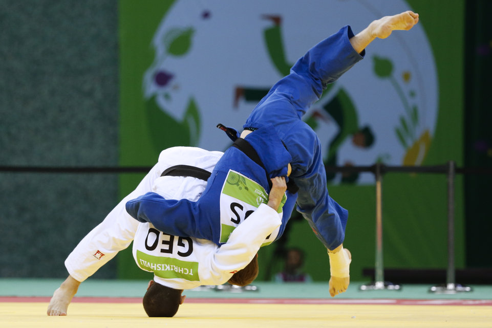 Georgia's Avtandili Tchrishvili (L) competes with Russia's Ivan Nifontov during the men's -81kg gold medal match at the 2015 European Games in Baku on June 26, 2015.  AFP PHOTO / JACK GUEZ