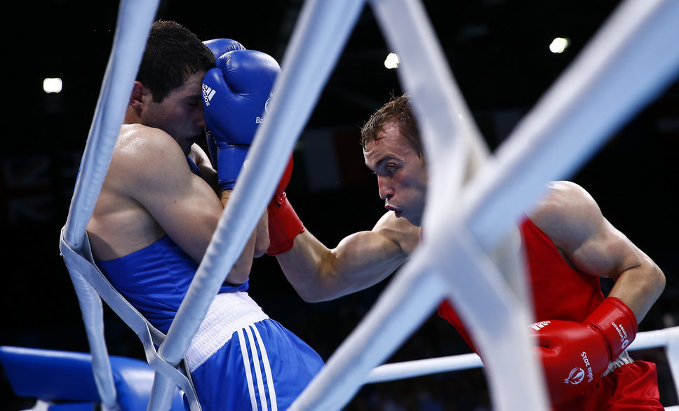 Parviz Baghirov (L) of Azerbaijan and Alexander Besputin of Russia fight during their men's 69kg Welter weight boxing gold medal fight at the 1st European Games in Baku, Azerbaijan, June 27 , 2015.     REUTERS/Kai Pfaffenbach TPX IMAGES OF THE DAY   - RTX1I1O5