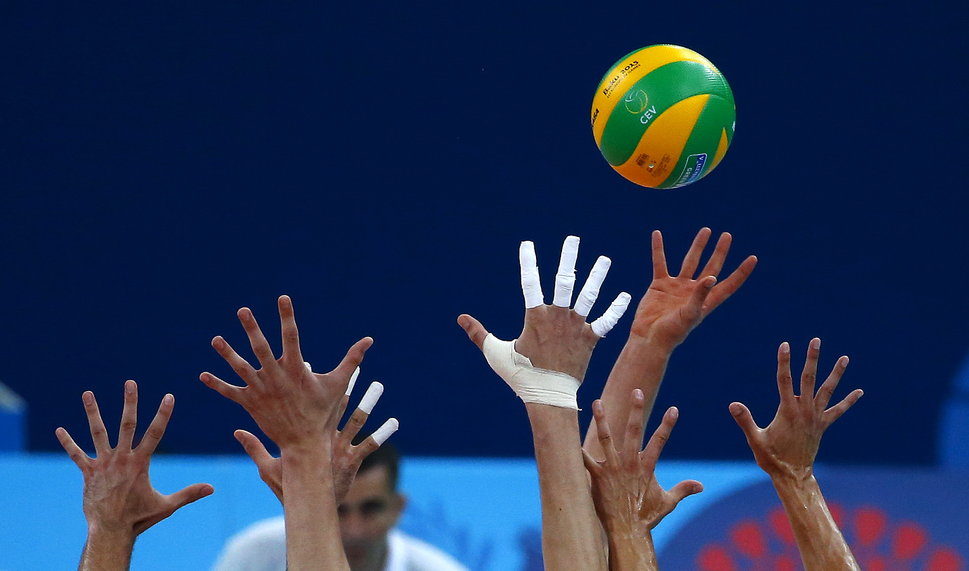 Players of Russia and Poland play during their men's bronze volleyball match at the 1st European Games in Baku, Azerbaijan, June 28, 2015.   REUTERS/Stoyan Nenov - RTX1I3OP
