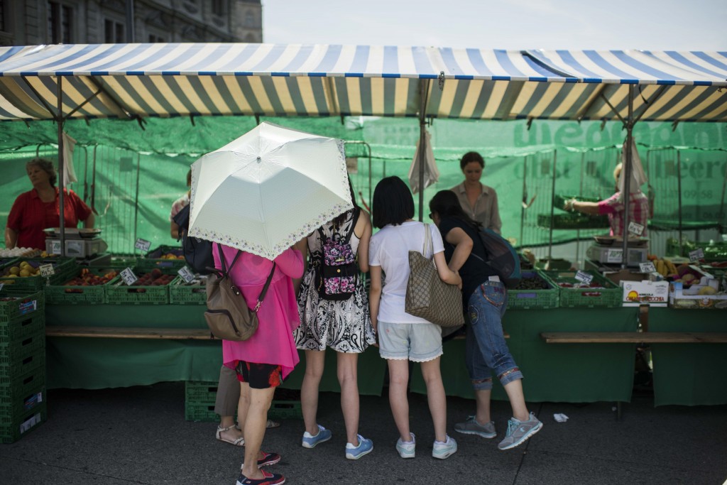 Reportage: Mit einer chinesischen Luxus-Reisegruppe durch Zürich. Auf dem Markt , Rathausbrücke, Gemüsebrücke.  11.07.2015 (Tages-Anzeiger/Urs Jaudas)
