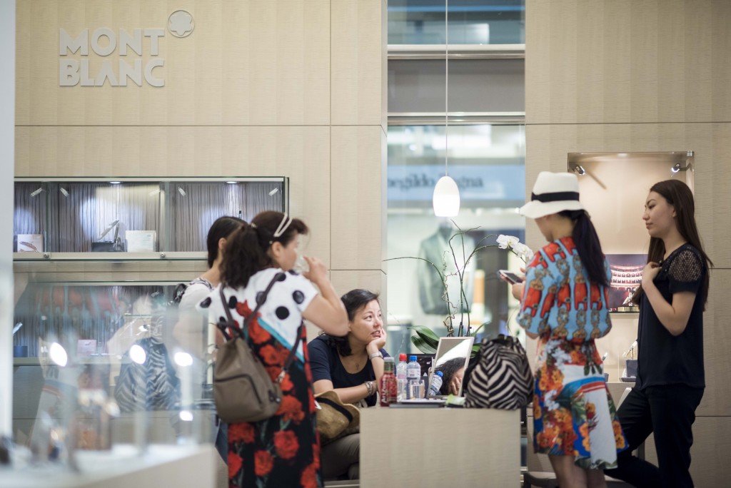 Reportage: Mit einer chinesischen Luxus-Reisegruppe durch Zürich. Shopping bei Mont Blanc an der Bahnhofstrasse. 11.07.2015 (Tages-Anzeiger/Urs Jaudas)