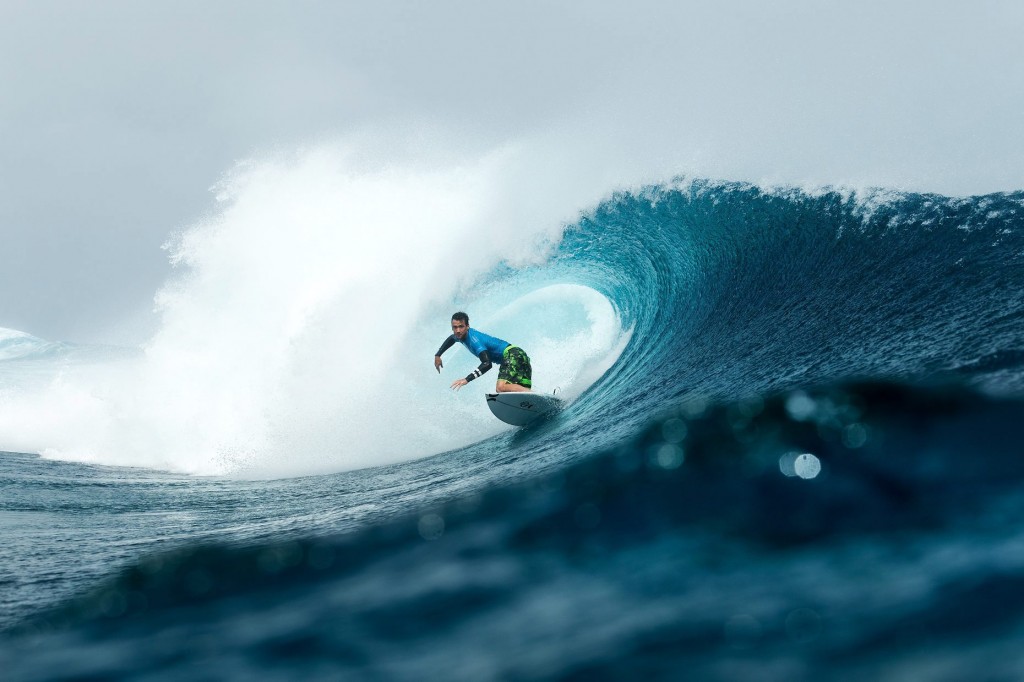 epa04886879 A handout picture made available by the World Surf League (WSL) shows Brett Simpson of the USA competing during Round Two of the Billabong Pro Tahiti in Teahupoo, Tahiti, French Polynesia, 16 August 2015. Simpson won his Round Two heat and advanced into Round Three. The Billabong Pro Tahiti runs from 14 August to 25 August 2015.  EPA/WSL/KELLY CESTARI  HANDOUT EDITORIAL USE ONLY/NO SALES