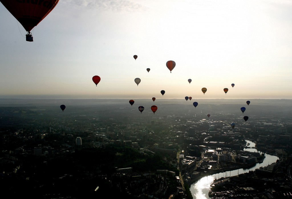 Balloons fly across the Bristol city centre during the 2006 Bristol International Balloon Fiesta in southwest England August 8, 2006. The four day annual event includes concerts and mass balloon launches.     REUTERS/Kieran Doherty  (BRITAIN) - RTR1G78V