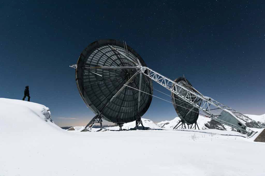 UNDATIERTES HANDOUT - Diese verlassene Radarstation liegt in den italienischen Bergen. Nach einer fast dreistuendigen Fusswanderung durch 50 cm tiefen Schnee erreichten wir ihre riesigen gefrorenen Antennen. Der Vollmond, der klare Himmel und der Schnee ueberall: Die Atmosphaere schien unwirklich. Ich wollte etwas Postapokalyptisches kreieren, mitten im Nirgendwo. (PHOTOPRESS/Nikon)