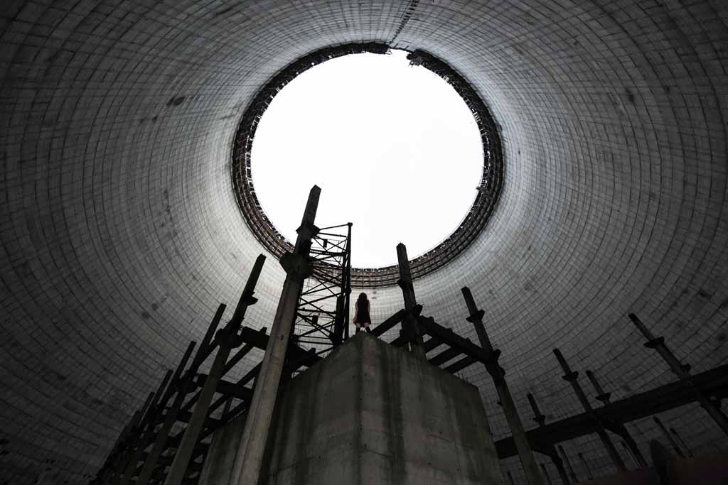 UNDATIERTES HANDOUT - Dieses Bild entstand im Inneren des Kuehlturms eines Kernkraftwerks in Tschernobyl, das nie fertiggestellt wurde. Kuehltuerme sind schon von aussen beeindruckend, doch mehr noch von innen. Inmitten dieser unvollendeten Architektur betrachtet die Person die vergessene Pracht. (PHOTOPRESS/Nikon)
