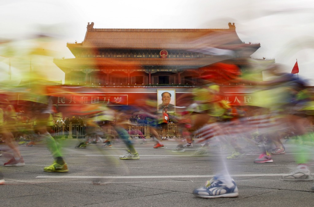 Participants run past the Tiananmen gate, with a portrait of China's late leader Mao Zedong hanging on it, during the Beijing International Marathon in Beijing, China, September 20, 2015. About 30,000 runners participated in the annual running event.  REUTERS/Kim Kyung-Hoon      TPX IMAGES OF THE DAY      - RTS1Y2O