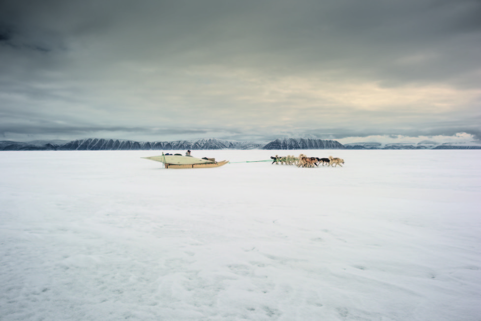 ** Vanishing Thule ** Ausstellung NONAM Zürich 1.10.2015 - 28.02.2015 Im Mai fahren die Jäger von Qaanaaq mit ihren Hundegespannen und Kajaks zur Eiskante, wenige Stunden vom Dorf entfernt. Durch die Klimaerwärmung bricht das Eis jedes Jahr früher auf.