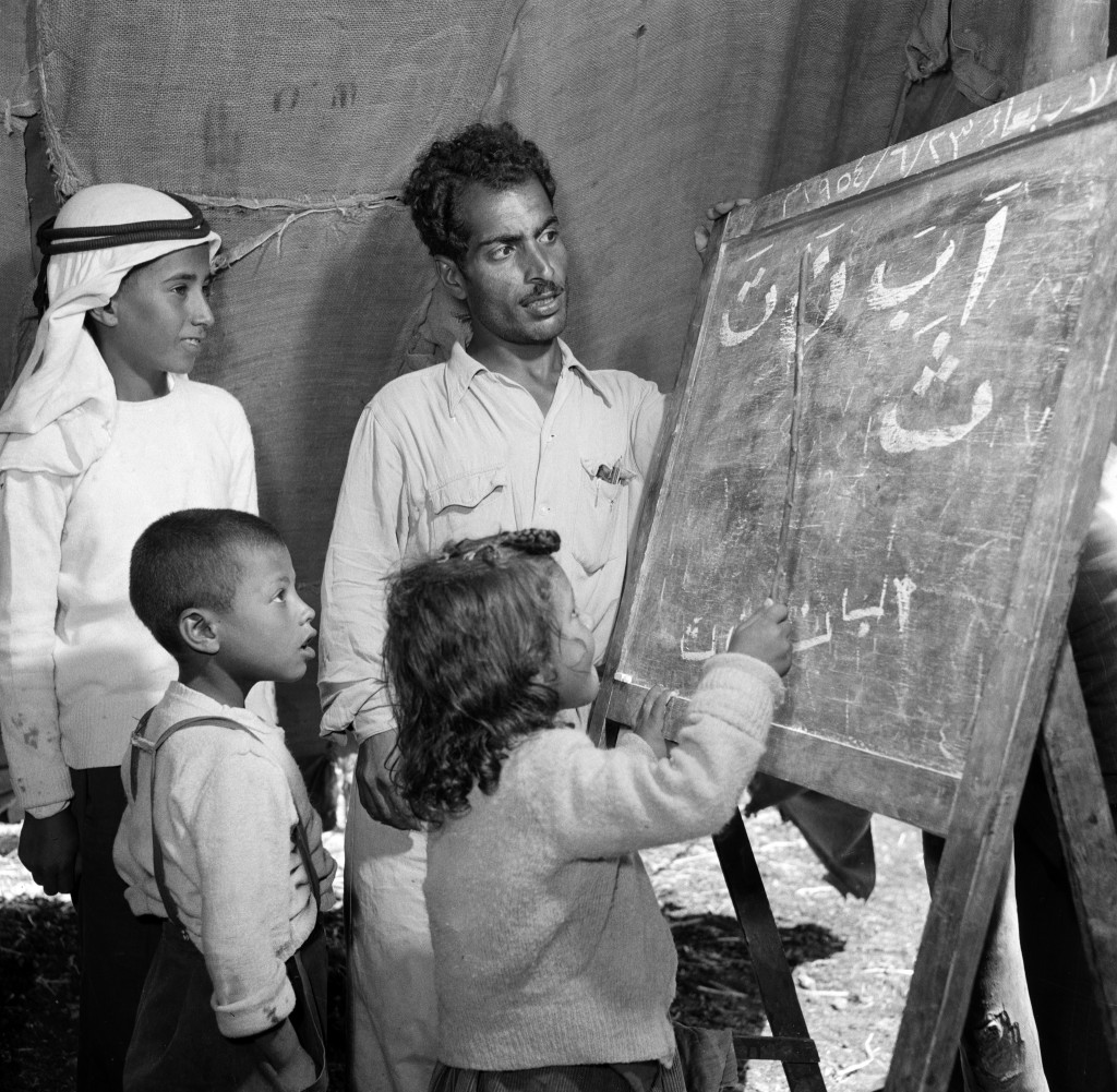 UNRWA Archive - Ausstellung Photobastei - BILDSEITE In Jericho wurden Zelte zu den ersten UNRWA-Schulen umfunktioniert. Im Jahr 1950 startete das UNRWA sein Bildungsprogramm mit 93 Schulen und mehr als 35 000 Schülerinnen und Schülern. © 1954 UNRWA-Archiv, Fotograf unbekannt