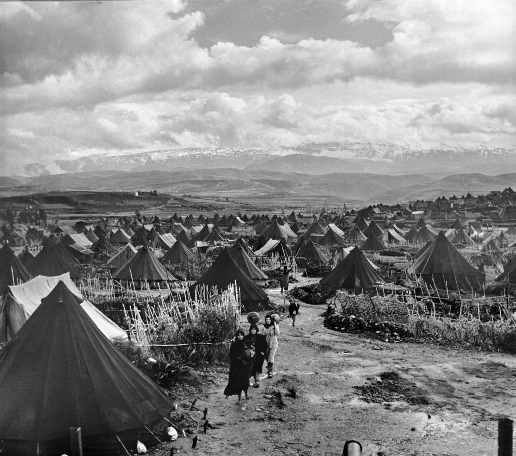 UNRWA Archive - Ausstellung Photobastei - BILDSEITE Das Flüchtlingslager Nahr el-Bared im Libanon gehörte zu den ersten Flüchtlingslagern, die im Rahmen eines Nothilfeprojekts gegründet wurden, um Palästina-Flüchtlingen Schutz zu bieten. Frühe 1950er-Jahre. © Fotografie aus dem UNRWA-Archiv von Jack Madvo