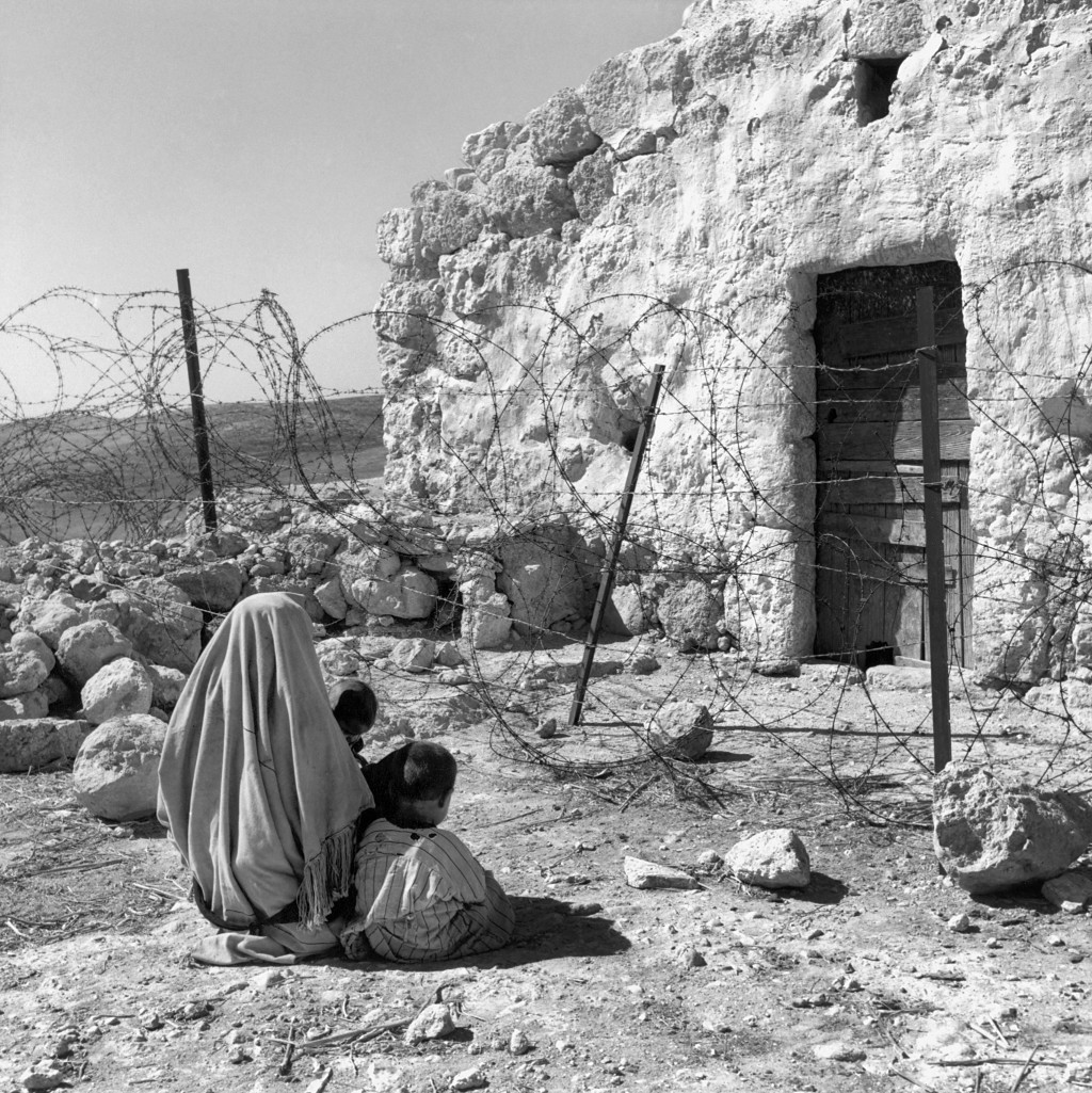 UNRWA Archive - Ausstellung Photobastei - BILDSEITE Eine palästinensische Flüchtlingsfrau, die 1949 von der Waffenstillstandslinie (Grüne Linie) von ihrem Haus abgeschnitten wurde. Die Waffenstillstandslinie wurde 1948 nach dem Arabisch-Israelischen Krieg errichtet. Nicht datiert © UNRWA-Archiv, Fotograf unbekannt
