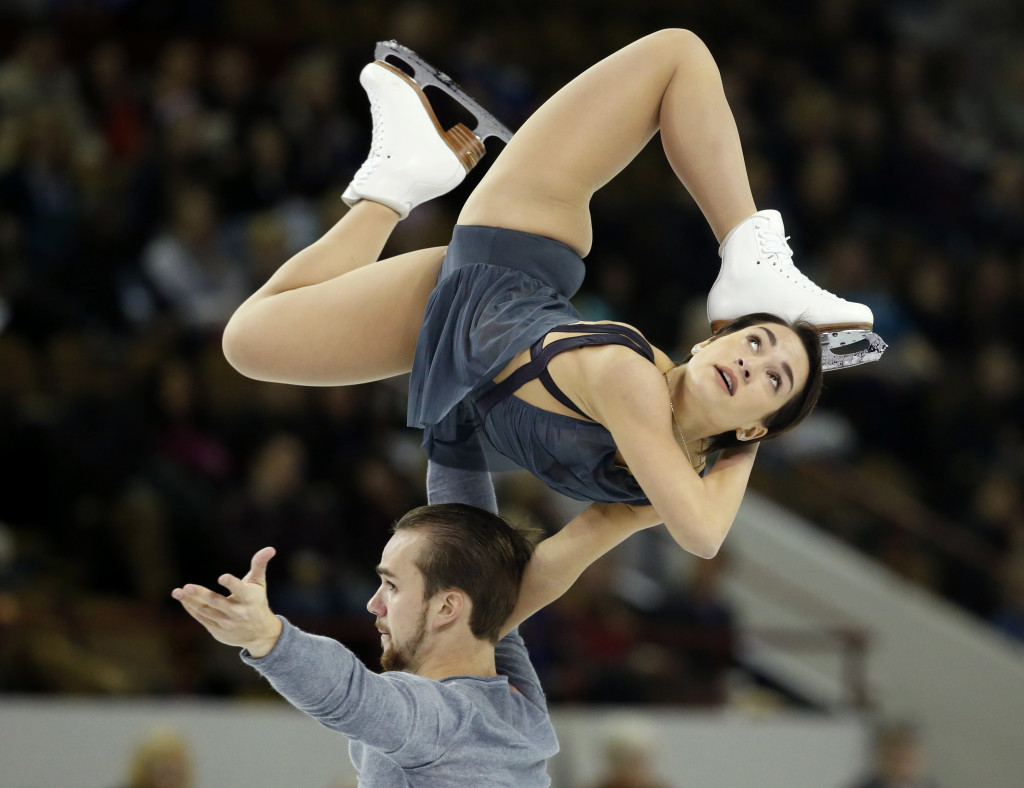 Ksenia Stolbova and Fedor Klimov of Russia perform during the pairs free skate program at the Skate America figure skating competition in Milwaukee, Wisconsin October 24, 2015. Fifty-six Olympic and world championship athletes are competing in the event, which is the first of six stops on the International Skating Union (ISU) Grand Prix of Figure Skating Series. REUTERS/Lucy Nicholson (TPX IMAGES OF THE DAY) - RTX1T23W