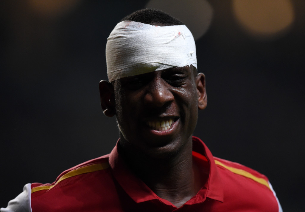 Sporting Braga's French defender Willy Boly grimaces as he prepare to re-enetr the field after having his head staped following a clash during the Europa League football match SC Braga vs Olympique de Marseille (OM) at the Estadio Municipal de Braga in Braga on October 22, 2015. AFP PHOTO / FRANCISCO LEONG