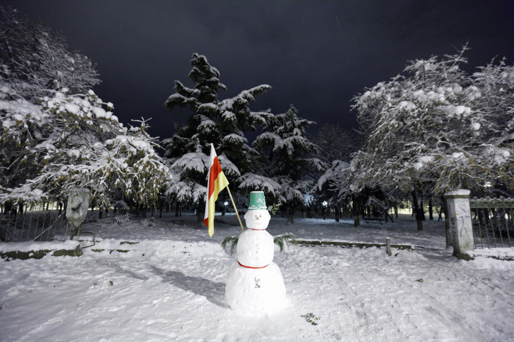 A South Ossetian flag is attached to a snowman in Tskhinvali December 1, 2011. REUTERS/Eduard Korniyenko (GEORGIA - Tags: ENVIRONMENT SOCIETY) - RTR2UONM