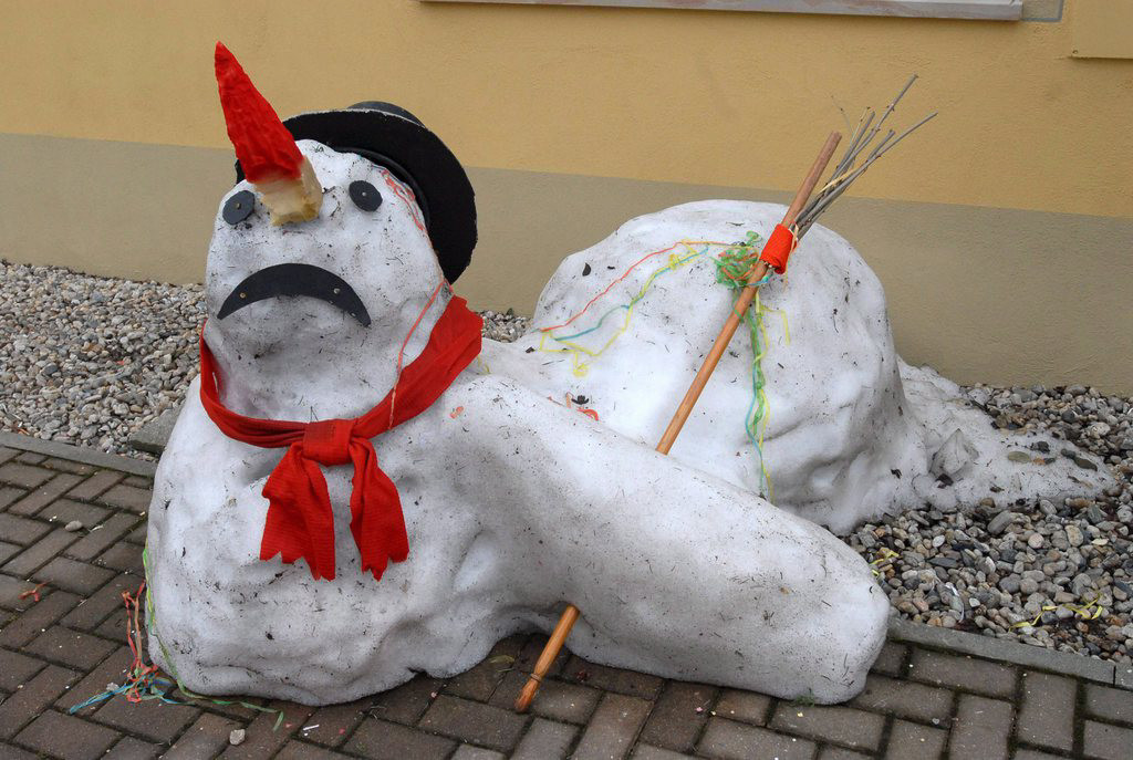 epa00940119 The days of this snowman are over in Geising, Germany, Friday, 23 Ferbuary 2007. Weather will stay humid and mild. EPA/Egbert Kamprath