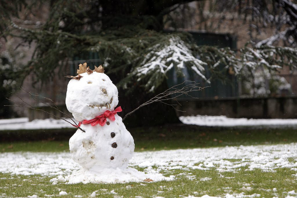 Un bonhomme de neige est photographie ce jeudi 12 fevrier 2009 a Geneve. (KEYSTONE/Martial Trezzini)