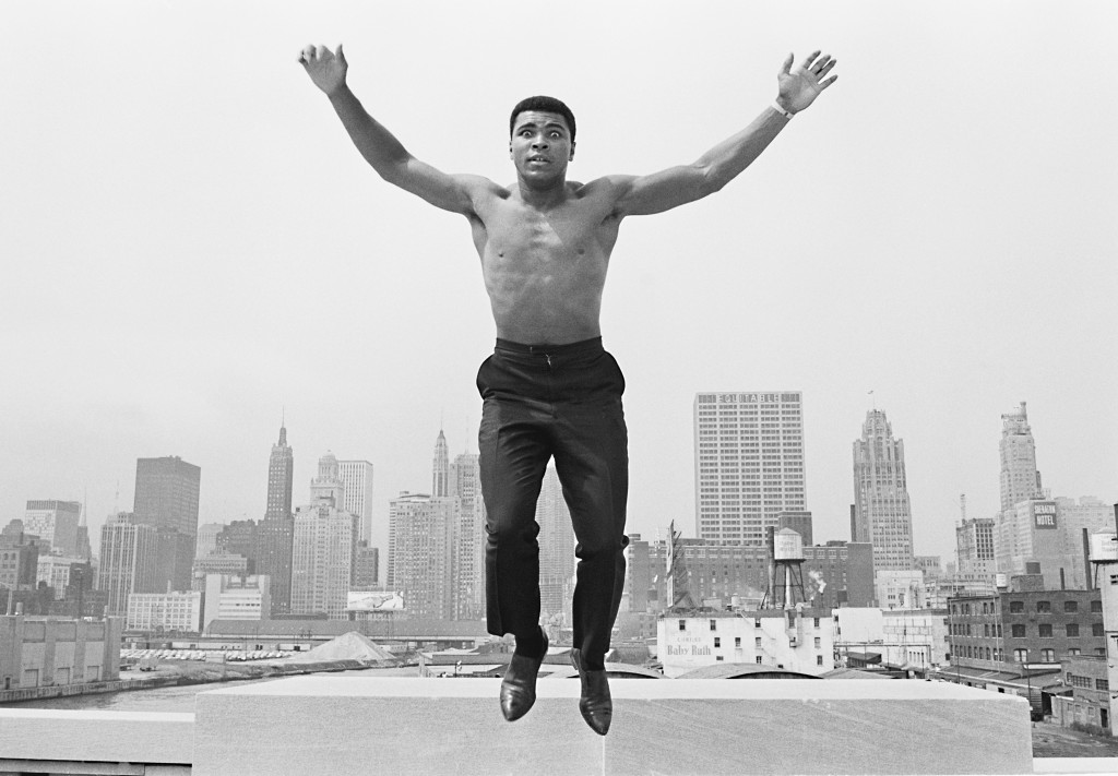 USA. MUHAMMAD ALI, (formerly Cassius Clay), boxing world heavy weight champion in Chicago, jumping from a bridge over the Chicago River 1966.