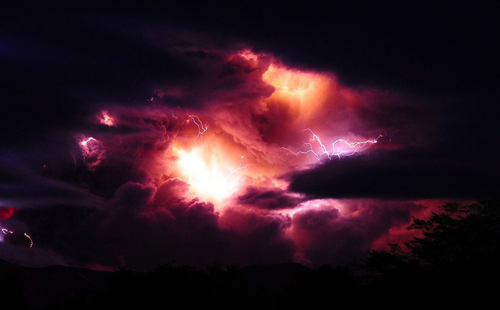epa02767838 A handout picture provided by Agencia Uno shows volcanic lightning over the Puyehue volcano, Chile, on 05 June 2011. A volcano eruption in southern Chile on 04 June prompted the government to order 3,500 residents to leave the area while ash blanketed towns nearly 100 kilometres away in Argentina. EPA/FRANCISCO NEGRONI / AGENCIAUNO / HO **CHILE OUT** HANDOUT EDITORIAL USE ONLY/NO SALES/NO ARCHIVES
