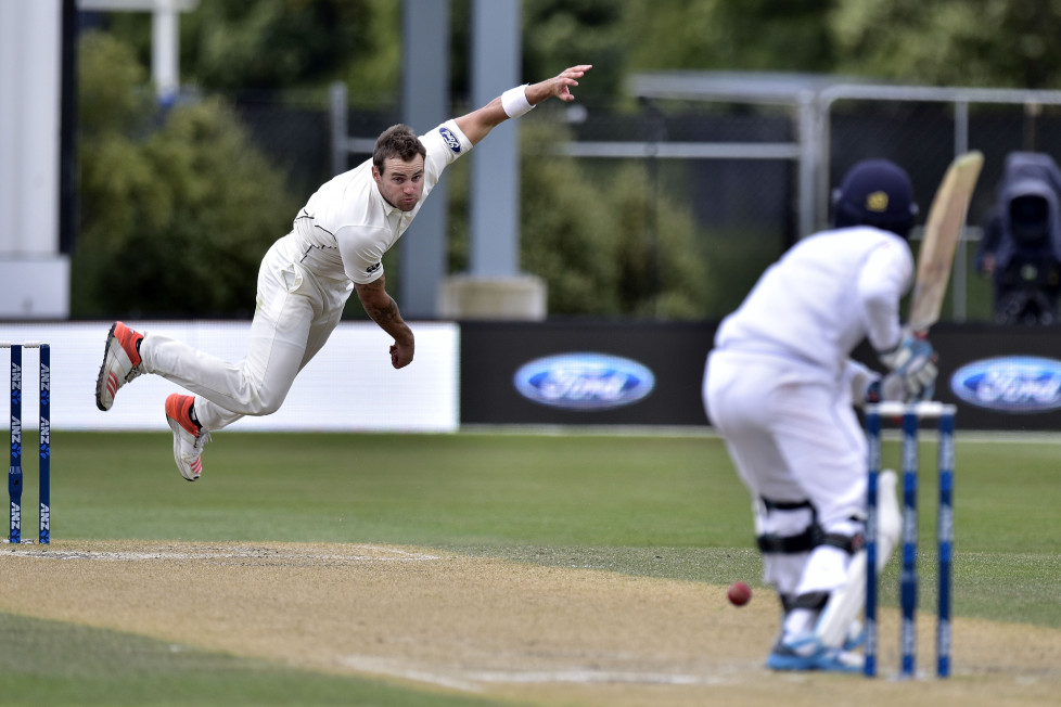 Doug Bracewell (L) of New Zealand bowls to Kusal Mendis of Sri Lanka during day four of the first International Test cricket match between New Zealand and Sri Lanka at University Oval in Dunedin on December 13, 2015. AFP PHOTO / MARTY MELVILLE / AFP / Marty Melville