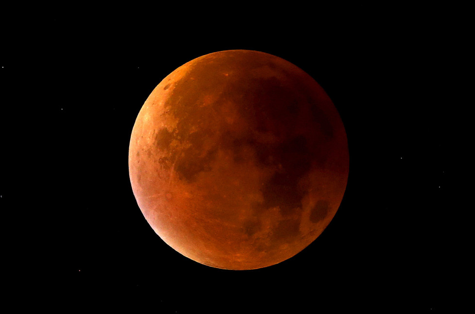 A lunar eclipse coincides with a so-called "supermoon" in Newcastle-under-Lyme, Staffordshire, England September 28, 2015. Sky-watchers around the world are in for a treat Sunday night and Monday when the shadow of Earth casts a reddish glow on the moon, the result of rare combination of an eclipse with the closest full moon of the year. REUTERS/Carl Recine - RTX1SSWN