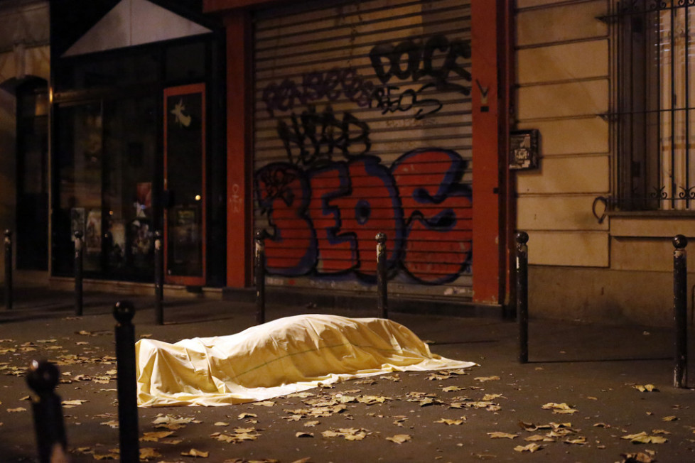 JAHRESRUECKBLICK 2015 - INTERNATIONAL - A victim under a blanket lays dead outside the Bataclan theater in Paris, Friday Nov. 13, 2015. Well over 100 people were killed in a series of shooting and explosions explosions. French President Francois Hollande declared a state of emergency and announced that he was closing the country's borders. (KEYSTONE/AP Photo/Jerome Delay)