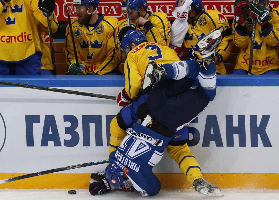 Sweden's Tom Nilsson (back) collides with Finland's Antti Pihlstrom during their Channel One Cup ice hockey game in Moscow, Russia, December 20, 2015. REUTERS/Maxim Shemetov - RTX1ZHMG