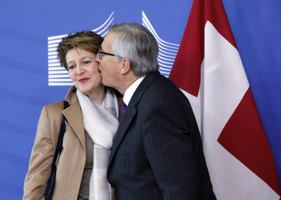 JAHRESRUECKBLICK 2015 - FEBRUAR - epa04601088 European Commission President Jean-Claude Juncker (R) welcomes Swiss President Simonetta Sommaruga (L) prior to a meeting at EU commission headquarters in Brussels, Belgium, 02 February 2015. A controversial Swiss referendum that will curb immigration set Switzerland on a collision course with the European Union, as the planned immigration curbs run counter to the Swiss-EU agreement on freedom of movement. EPA/OLIVIER HOSLET