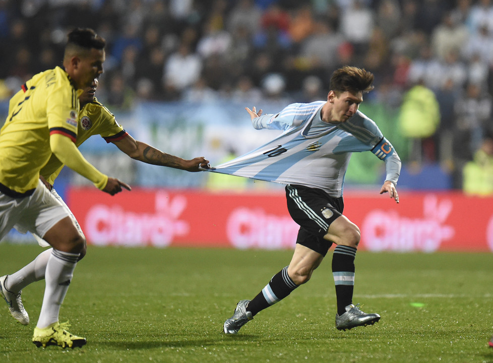Argentina's forward Lionel Messi (R) is grabbed by Colombia's midfielder Alexander Mejia during their 2015 Copa America football championship quarter-final match, in Viña del Mar, Chile, on June 26, 2015. AFP PHOTO / JUAN BARRETO / AFP / JUAN BARRETO