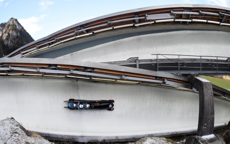 epaselect epa05067400 A four-man bob races down the artificial ice rink at the Bobsleigh World Cup in Koenigssee, Germany, 13 December 2015. EPA/TOBIAS HASE