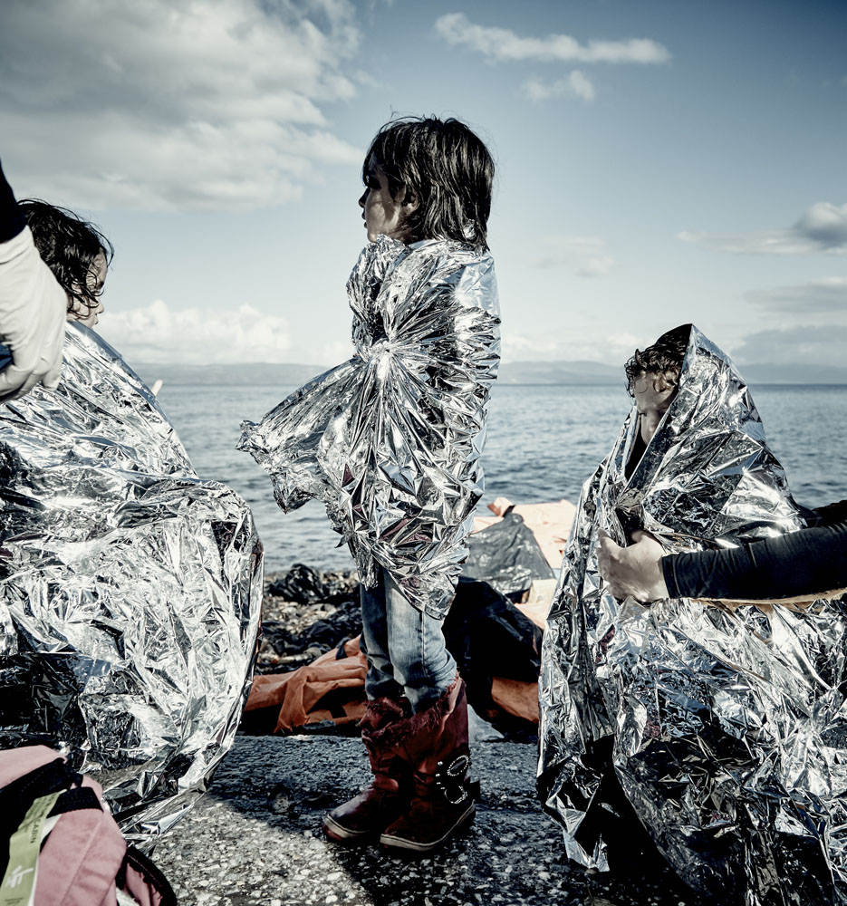 Gerade ist ein Boot von der Türkischen Küste komment an der Nordküste von Lesbos mit Flüchtlingen gelandet. Darunter viele Kinder. Sie wurden mit Rettungsdecken von frewilligen Helfern versorgt.